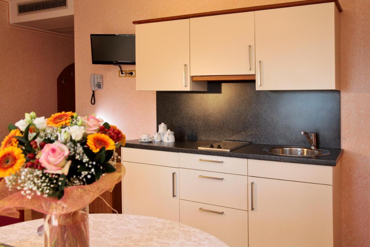 Hotel Residence Villa Beatrice Brenzone sul Garda Eksteriør billede