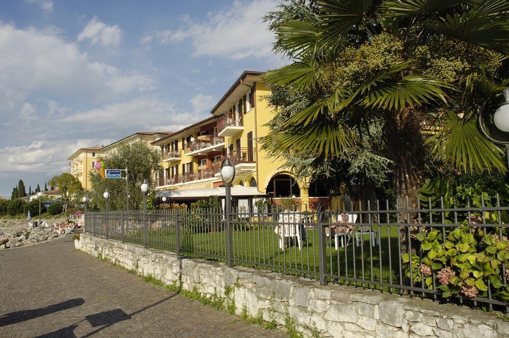 Hotel Residence Villa Beatrice Brenzone sul Garda Eksteriør billede